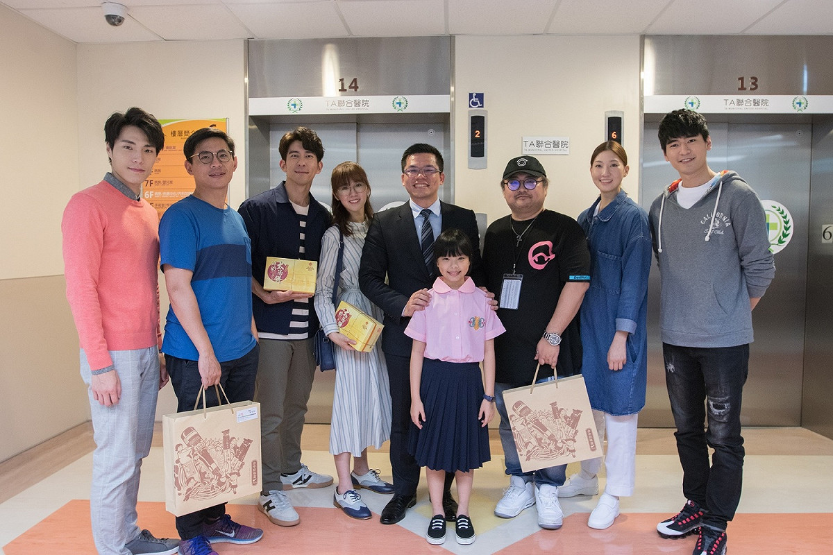 台中市新聞局長吳皇昇前往電視劇《天堂的微笑》拍攝現場亞大醫院探班。 圖 : 台中市新聞局/提供