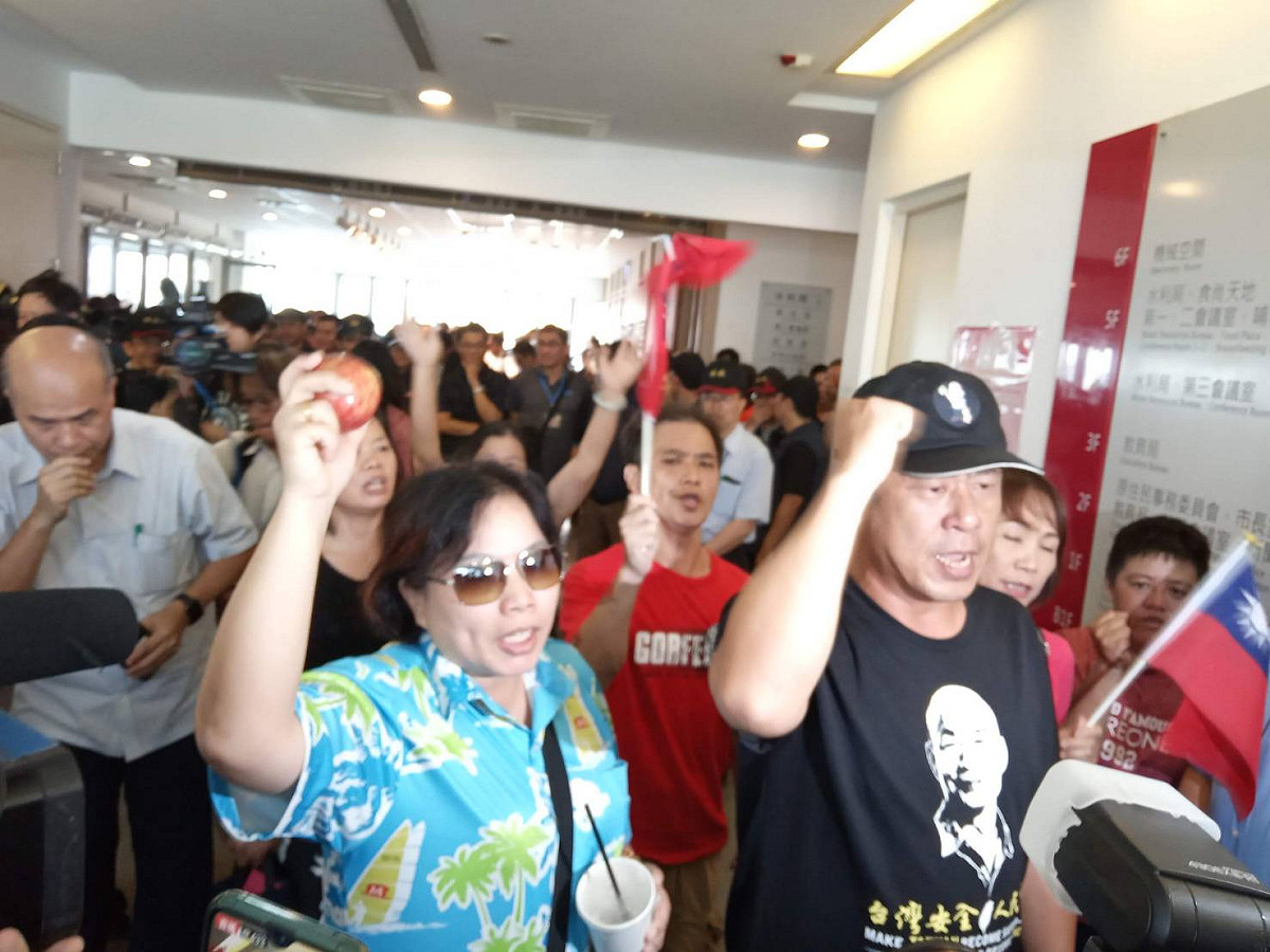 「杏仁哥」於臉書上臨時發起聲援韓國瑜參選總統的活動，吸引韓粉參加。 圖：孫家銘／攝