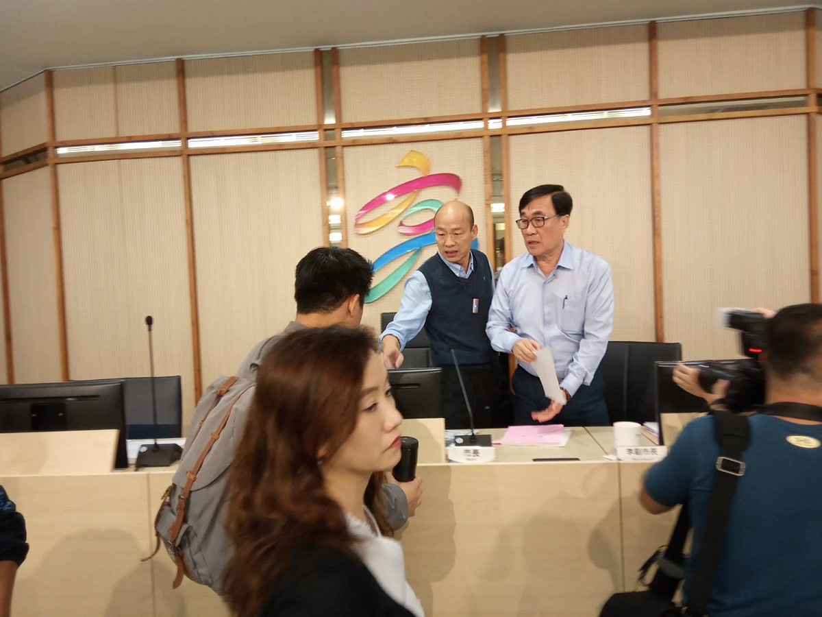 韓國瑜與李四川在市政會議結束後快閃。 圖：孫家銘／攝