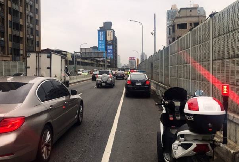 新北市預置機動警力將車禍排除平均時間從57分鐘縮短為27分鐘，降幅超過一半，避免塞車引發民怨。 圖／新北市交通局提供