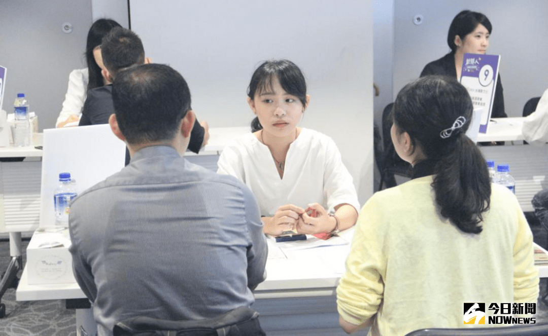 畢業季將至，企業提前赴校園搶人，104人力銀行統計今年一至三月企業主動邀約畢業生面試熱門度，前三名分別為國立台灣大學、私立輔仁大學與國立成功大學，前十名中除了「台成清交政」等頂尖大學外，淡江、台科大、台中科大也進榜。 圖／NOWnews資料照
