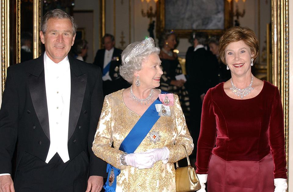 美國前總統小布希夫婦2003年11月訪問英國。 圖：翻攝The Royal Family臉書