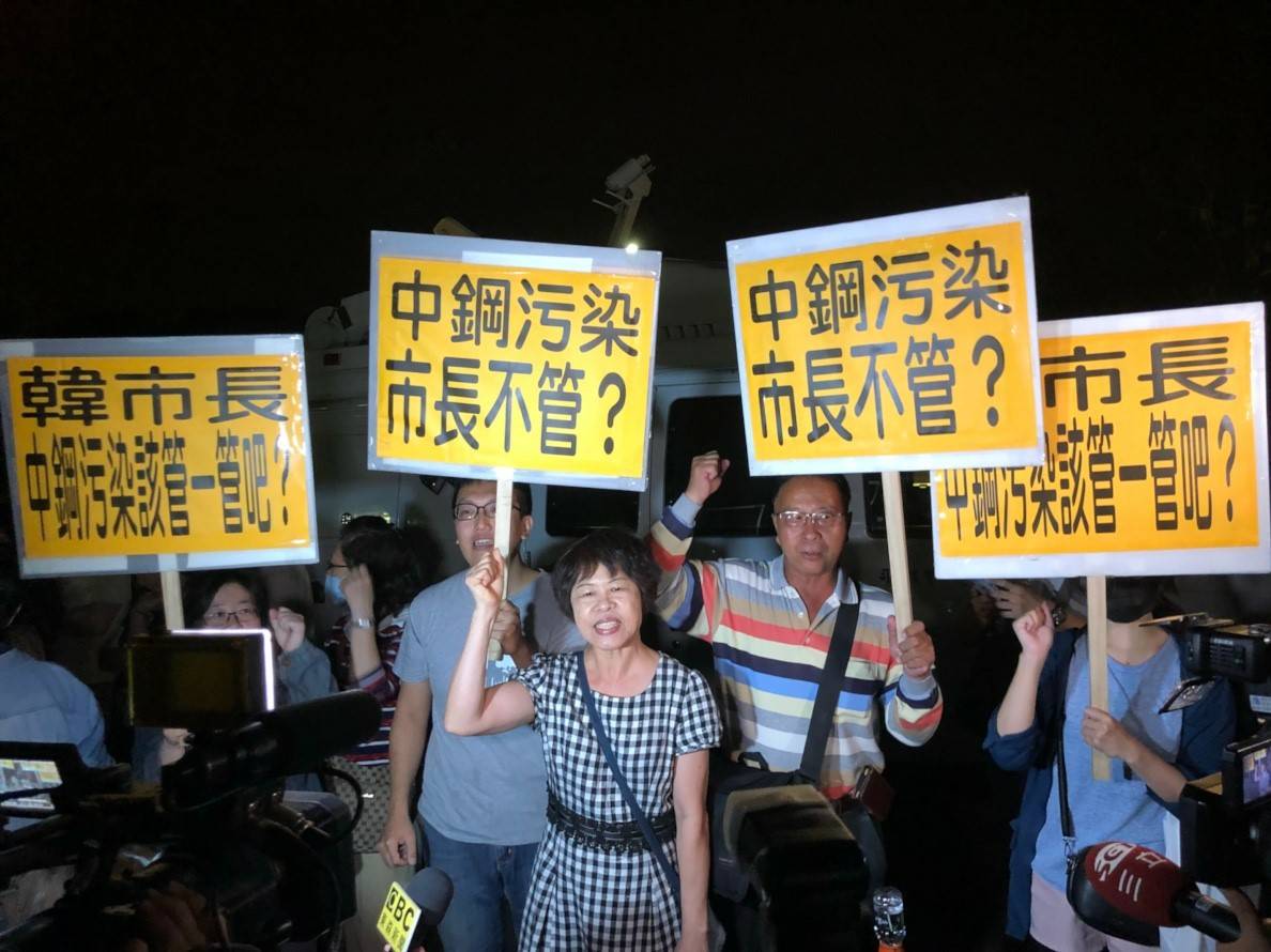 南部反空污大聯盟在場外舉牌陳情。 圖：南部反空污大聯盟／提供