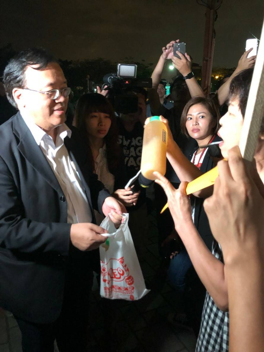 在地居民洪秀菊(右)將冰糖銀耳露交給環保局長袁中新。 圖：南部反空污大聯盟／提供
