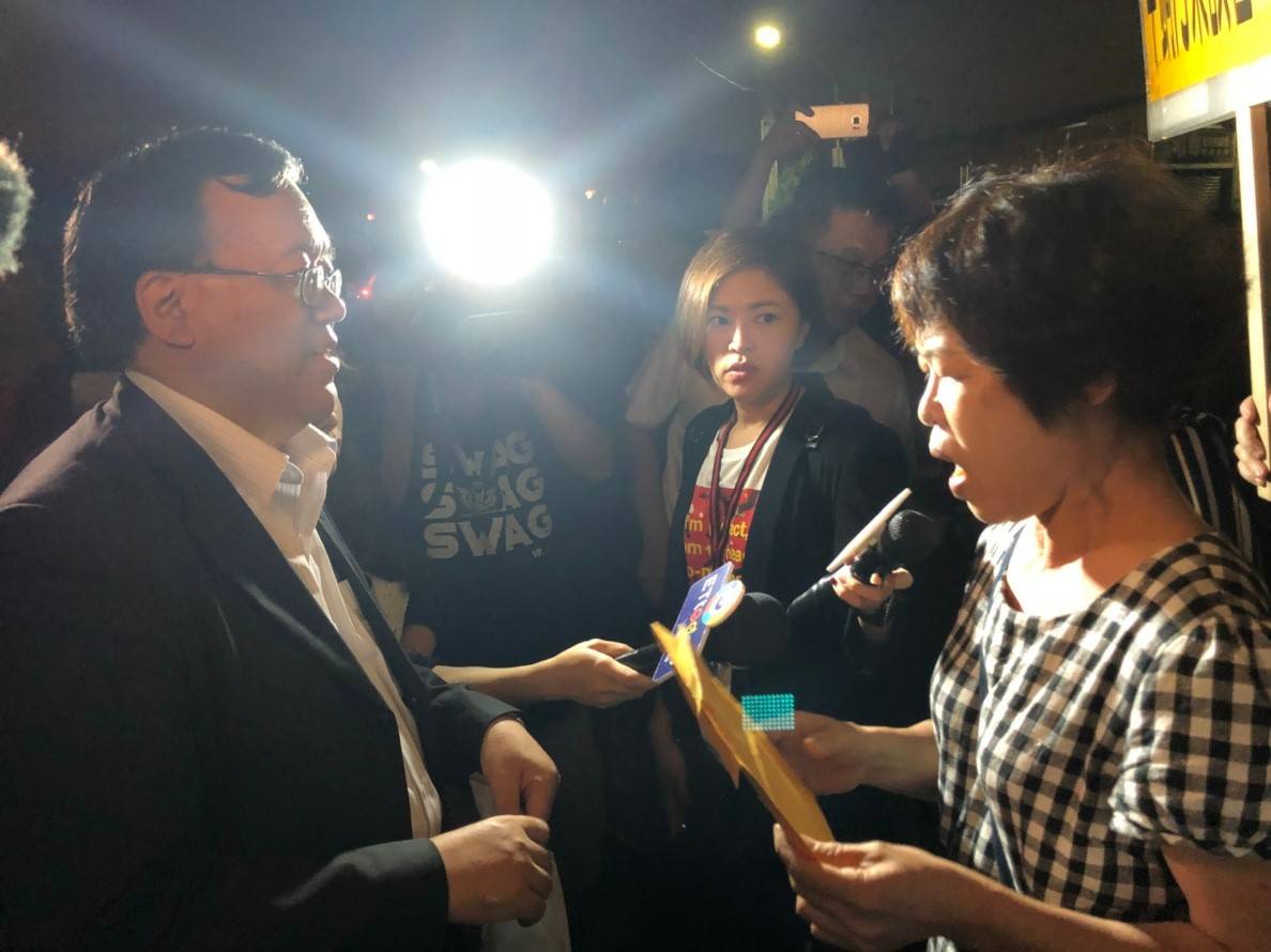 洪秀菊(右)將陳情書交給環保局長袁中新。 圖：南部反空污大聯盟／提供