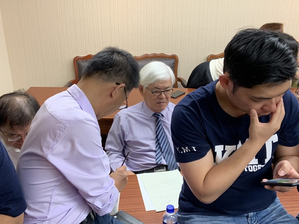 藍綠立委圍繞李進勇。 圖：趙婉淳／攝