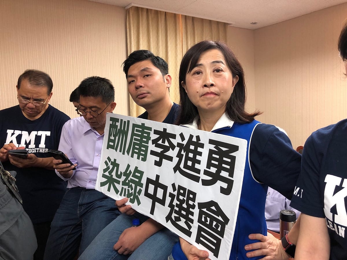藍綠立委圍繞李進勇。 圖：趙婉淳／攝