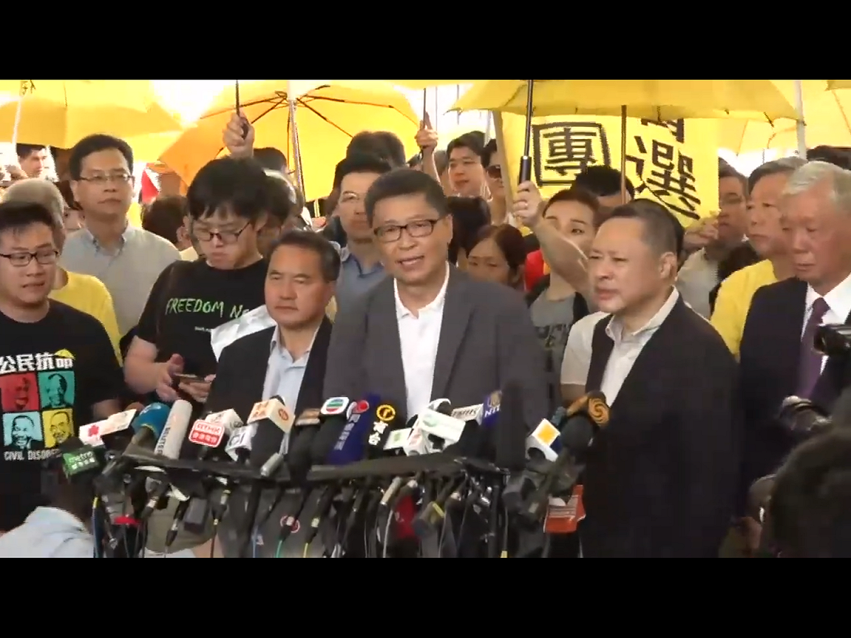 今日法庭雖然於早上10時才開庭，但大批支持者早在清晨5時許已在庭外等候入庭的籌，「佔中九子」亦於早上9時許到庭，在庭外與支持者見面，他們均表示有心理準備入獄，會欣然面對結果，呼籲支持者不要放棄。 圖：翻攝自Youtube。