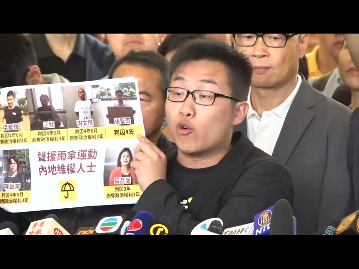 香港佔中案今（24）日上午判決出爐！「佔中三子」各判入獄16月，但朱耀明准緩刑兩年，其餘被告，只有張秀賢被判社會服務令200小時，其餘全部入獄8月，但鍾耀華及李永達准緩刑，眾被告在庭內相擁。上述「被告」在進庭前，呼籲支持者不要放棄。 圖：翻攝自Youtube