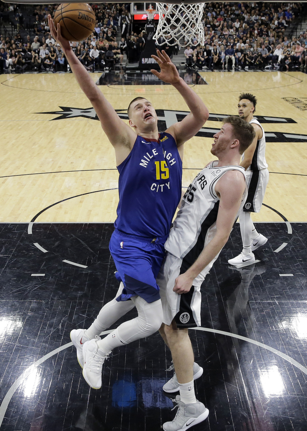 Nikola Jokic中鋒上籃得手。 圖／美聯社／達志影像