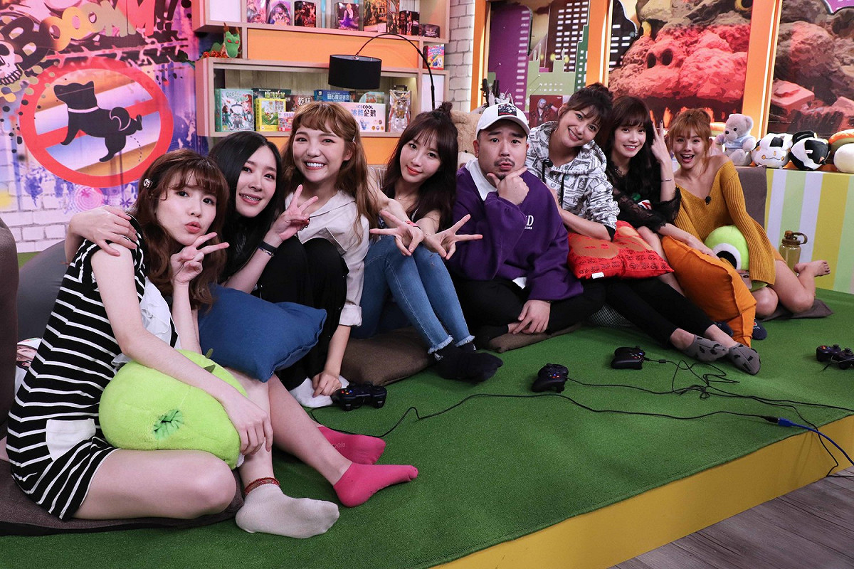 《Game什麼東西》新陣容！左起：Momo、大魚、何美、瑀希、阿達、樓心潼、Kittie、鮪魚。 圖：狼谷競技台／提供