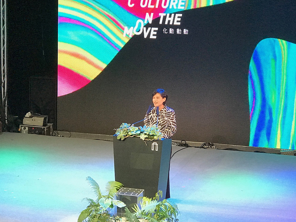台灣文博會於今（24）日在台北五大館區連袂登場，今年主題鎖定「Culture On the Move－文化動動動」，聚焦文化動態性。文化部部長鄭麗君出席開幕儀式，鄭麗君談到，先有在地化才能昂首走出去，相信台灣文化能成為世界文化的一部分。 圖／記者許維寧攝