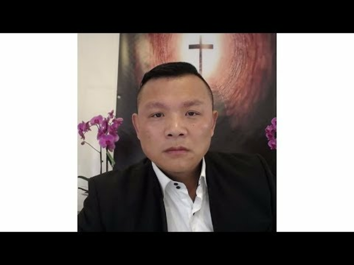 在六四天安門事件中槍的中國民運人士張健，傳出於15日返回巴黎的班機上因肝腹水導致昏迷，飛機緊急在德國降落，送醫搶救後仍宣告不治，享年48歲。 圖：翻攝自Youtube