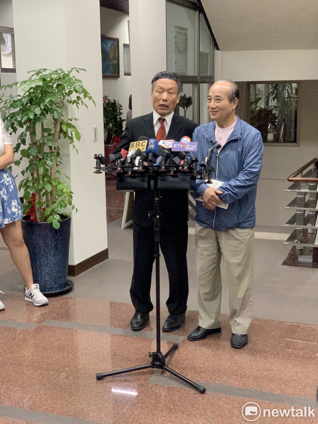 爭取國民黨總統提名的前立法院長王金平下午與藝人郭子乾扮演的鴻海董事長郭台銘，舉行「王郭會」。 圖：趙婉淳／攝