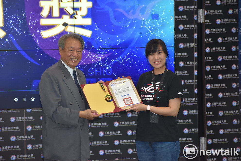 正修科大校長龔瑞璋(左)頒發感狀給華碩聯合科技業務處開放平台業務部處長江尹涵。 圖：孫家銘／攝