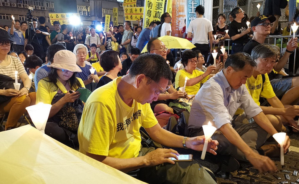香港「占中」案4名被告24日宣判，數百名市民晚上在荔枝角收押所外集會，聲援被即時入獄的戴耀廷、陳健民、邵家臻及黃浩銘。 圖：中央社