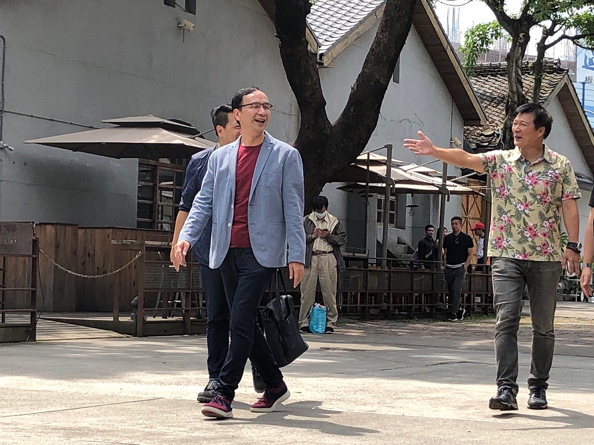 爭取國民黨總統提名的前新北市長朱立倫上午前往華山參觀2019文博會。 圖：趙婉淳／攝