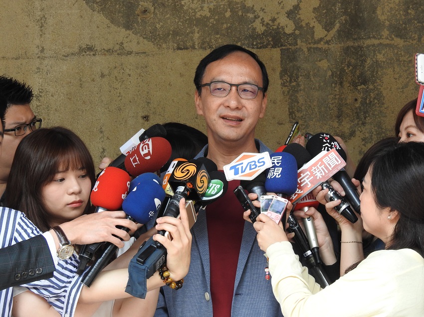 爭取國民黨總統提名的前新北市長朱立倫上午前往華山參觀2019文博會。 圖：趙婉淳／攝 (資料照片)