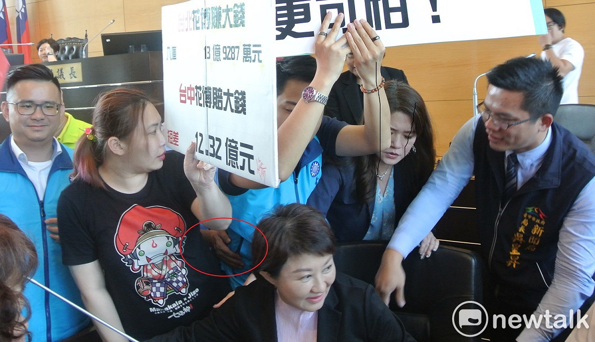 衝突中在賴佳微與羅廷瑋兩人之間出現一隻手掌，從畫面中看不出是誰的手，但很有可能就是這隻手造成賴佳微的不舒服。 圖 : 唐復年/攝