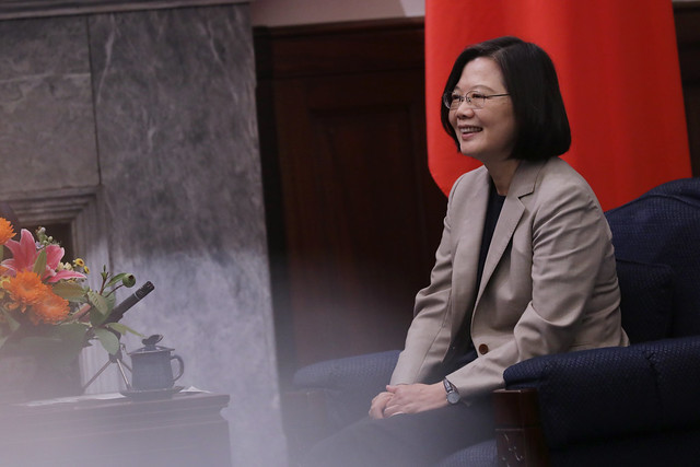 圖為總統蔡英文今（25）天稍早接見美國智庫「新美國安全中心」之「下一世代國安領袖計畫」訪問團。 圖：總統府/提供