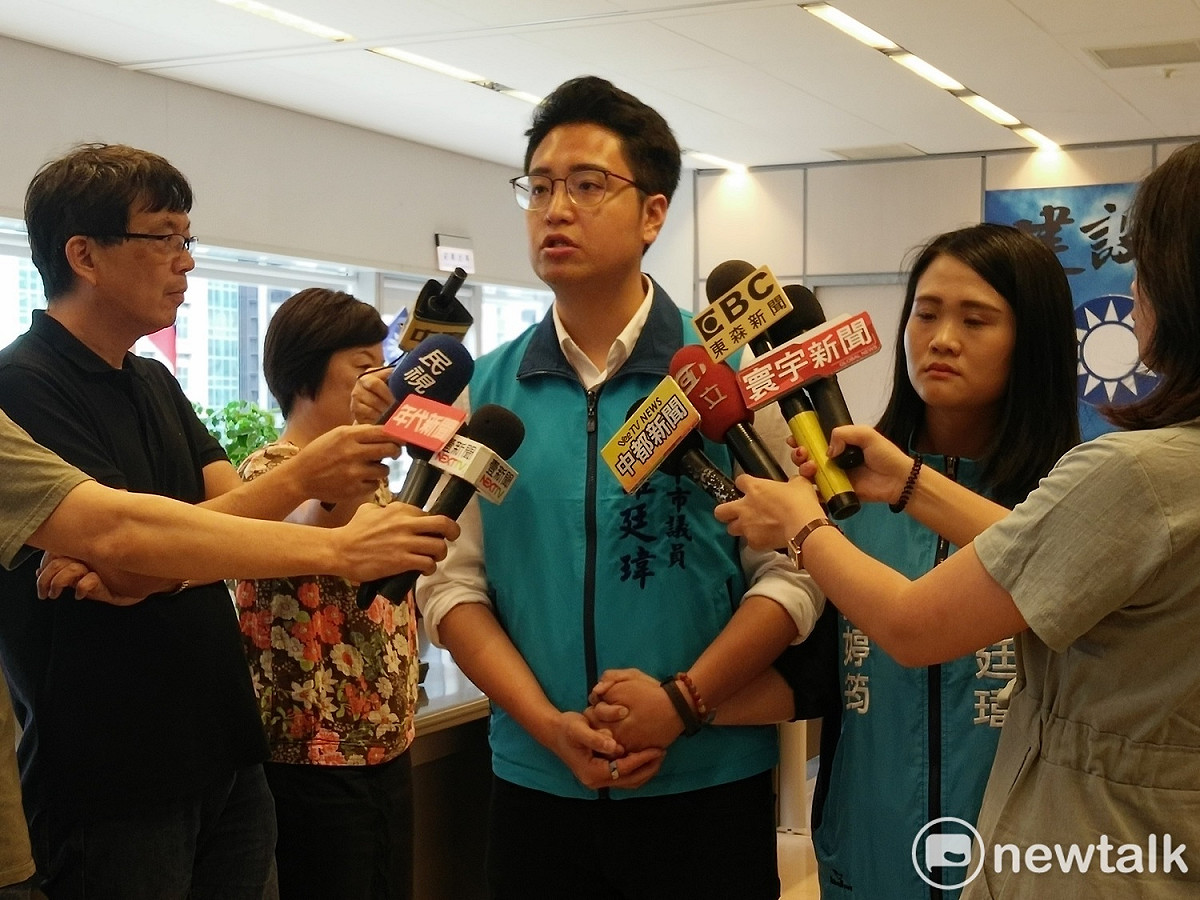 台中市議員羅廷瑋由太太陪同舉行記者會，否認性騷擾的指控。 圖 : 唐復年/攝