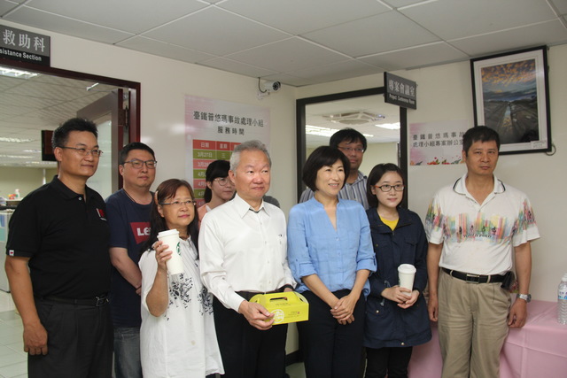 設於台東縣政府社會處的「普悠瑪事故」理賠服務窗口，今天最後一天，台東縣長饒慶鈴到場慰勉辛苦的公作人員。 圖：台東縣政府/提供