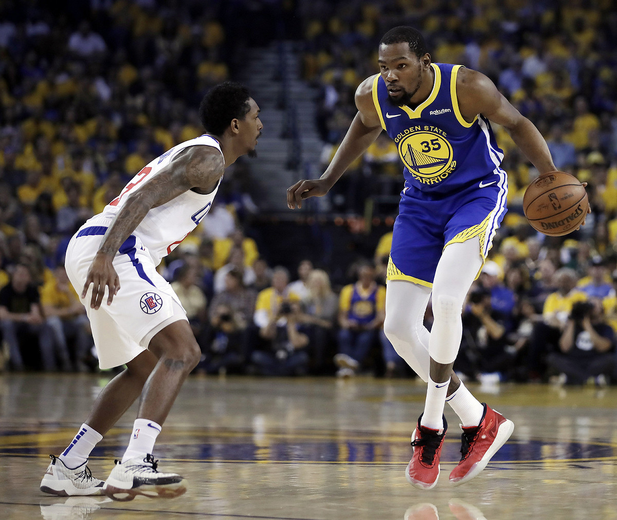 快艇Lou Williams(左)、勇士Kevin Durant(右)。 圖／美聯社／達志影像