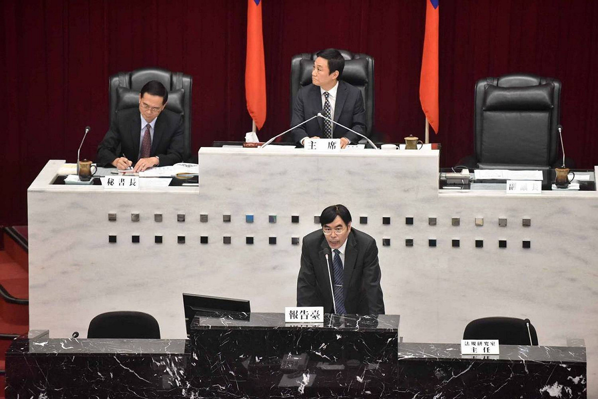 高銀總經理王進安在議會針對慶富放款案進行相關報告。 圖：高雄市政府／提供