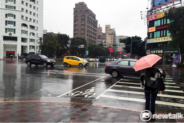 今天受到東北風影響，北部、東北部有大雨或豪雨發生的可能。 圖：閻之霖/攝