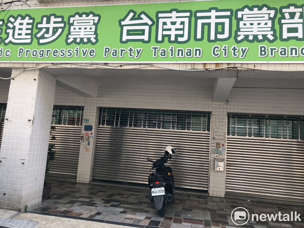 民進黨台南市黨部表示，為了對黨紀表示哀悼，也為了保護同仁們的安全，將自明日起暫行關閉。（黃博郎攝）