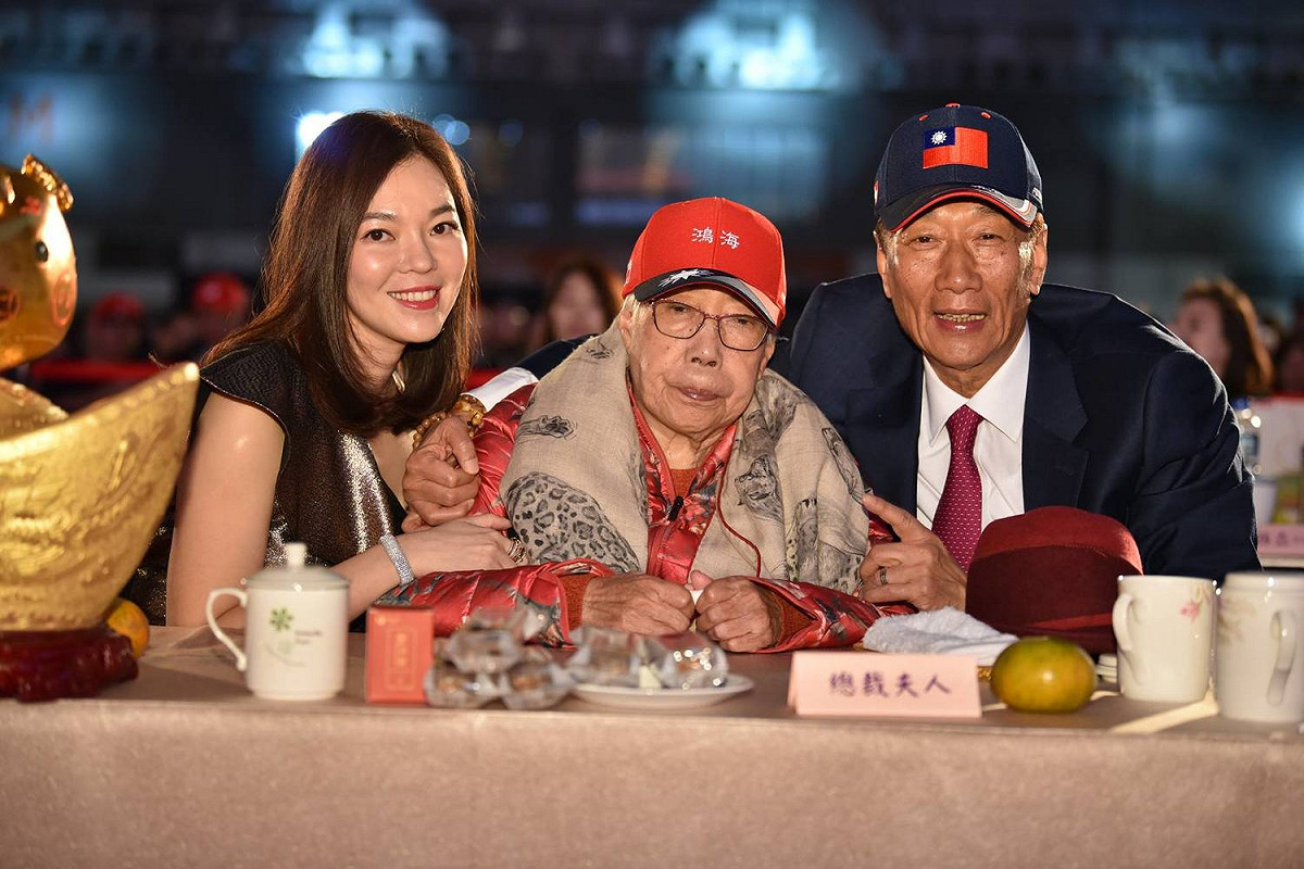 鴻海董事長郭台銘（右）自爆太太曾馨瑩（左）不諒解他要參選，目前已經離家出走。 圖：翻攝郭台銘臉書（資料照片）