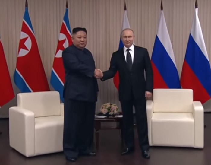 金正恩和普亭進行會談。 圖：翻攝Youtube