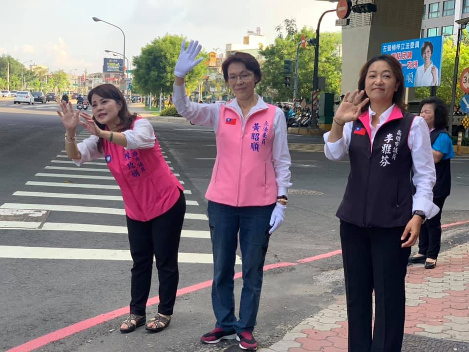 立委黃昭順（中）爭取立法委員選舉國民黨黨內初選提名，近來頻在高雄街頭拉票。 圖：翻攝自黃昭順臉書