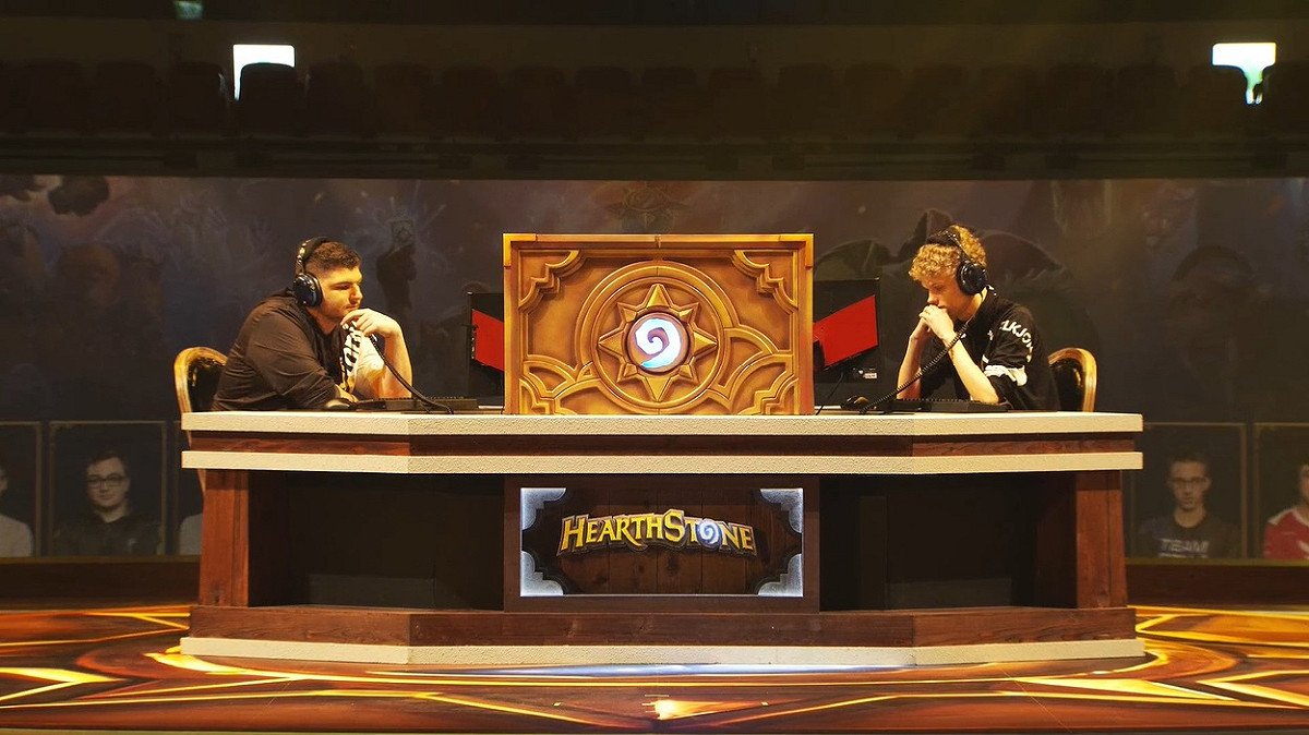 C組第一場小組賽由Hunterace（右）贏過Ike（左），成功晉級勝部冠軍賽。 圖：翻攝自Twitch