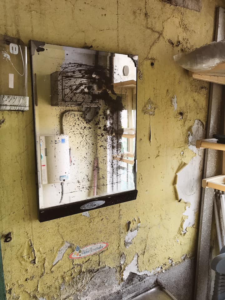 台鐵富岡車站行車休息室被指破爛不堪像鬼屋。 圖：翻攝台鐵產業工會臉書