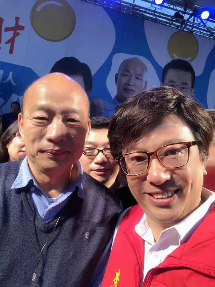 國民黨宜蘭藍天志工團團長李偉華先前與高雄市長韓國瑜合影。 圖：翻攝自李偉華臉書