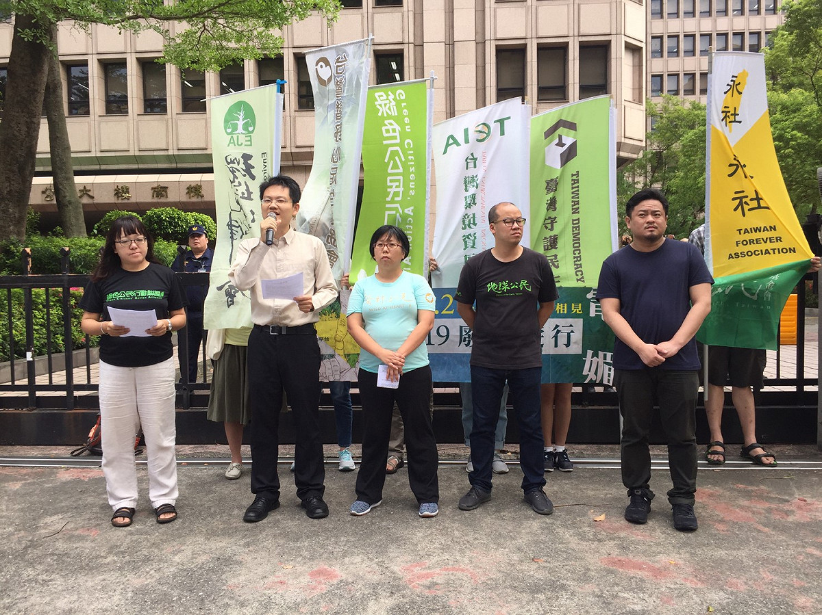 環團今（26）天在中選會外召開記者會，偕律師出席說明違法事由，並在現場向中選會提出檢舉函，呼籲中選會制止違法的「空白委任」。 圖：全國廢核行動平台/提供