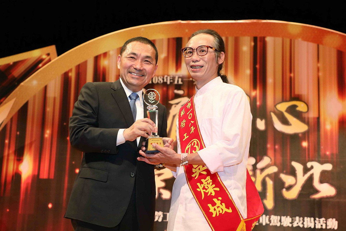 模範勞工吳燦城是全方位的美容師，顛覆美容師僅能由女性擔任的刻板印象。  圖：新北市政府提供