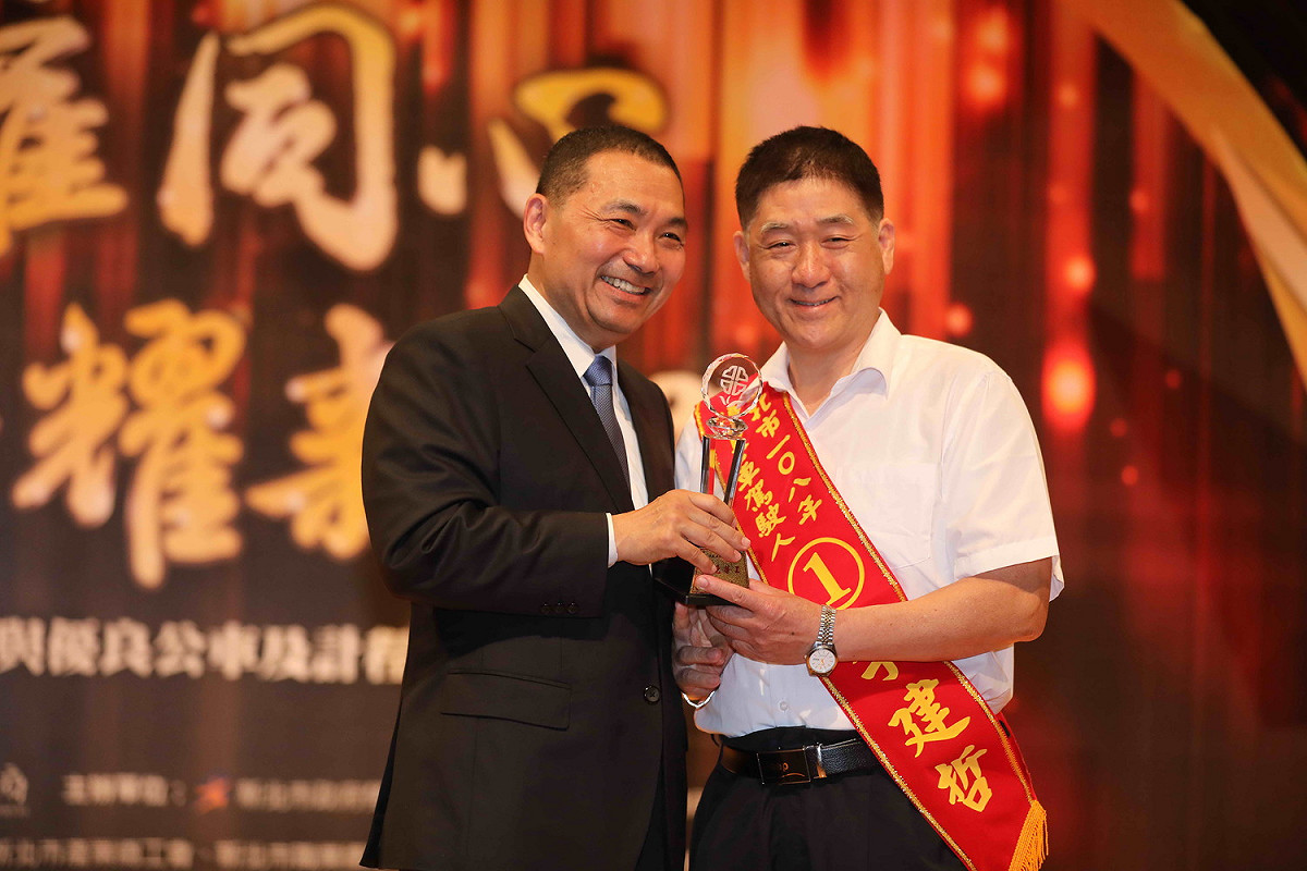 首都客運李建哲在首都客運服務20年來，一直秉持公司「行安八大要項」，獲得殊榮。  圖：新北市政府提供