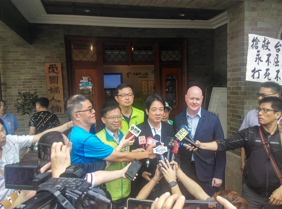 賴清德與葉望輝兩人一起到台南市愛國婦人館，參觀由美國在台協會所舉辦的「1979年後美台關係特展」。 圖：翻攝自 網友謝博勳 臉書(資料照)