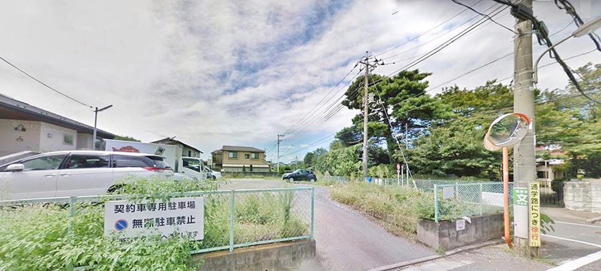 台灣旅客疑貪圖方便，將 5、6 台車停在超商停車格逾半天時間，甚至聯絡不上人，遭當地警察開罰單。 圖：翻攝自爆廢公社