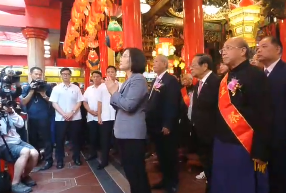 總統蔡英文親訪松山慈祐宮向媽祖祝壽。 圖：翻攝自財團法人台北市松山慈祐宮粉專