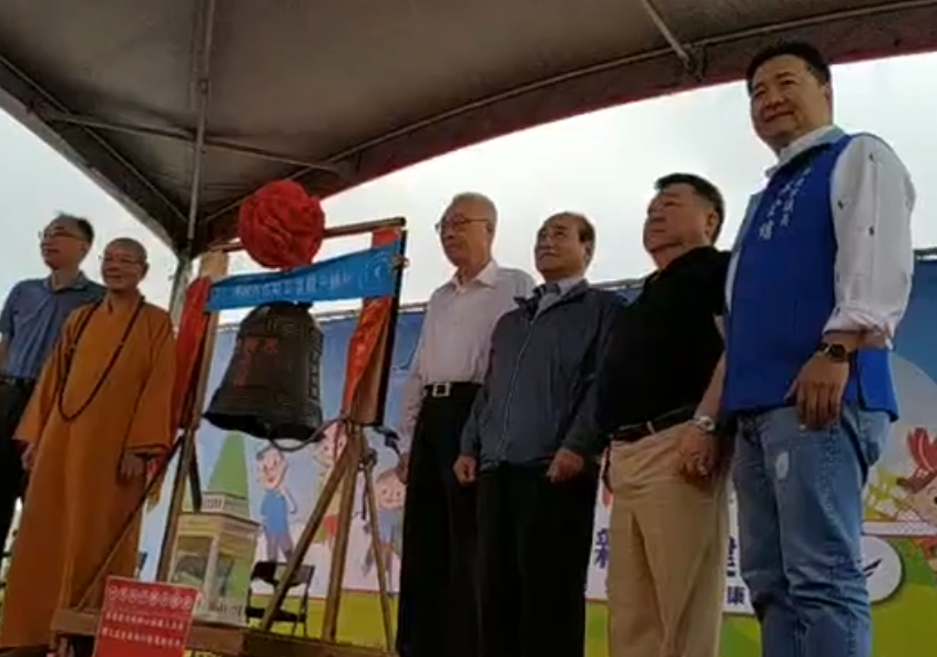 王金平與吳敦義兩人今早參加新北土城參加公益親子健行。 圖：翻攝自吳敦義臉書