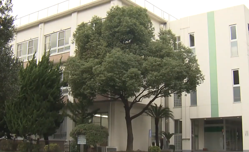 傳出有不明男子闖入文仁親王長子悠仁就讀的學校，並將2把菜刀放置在悠仁的書桌上。 圖：翻攝自YOUTUBE