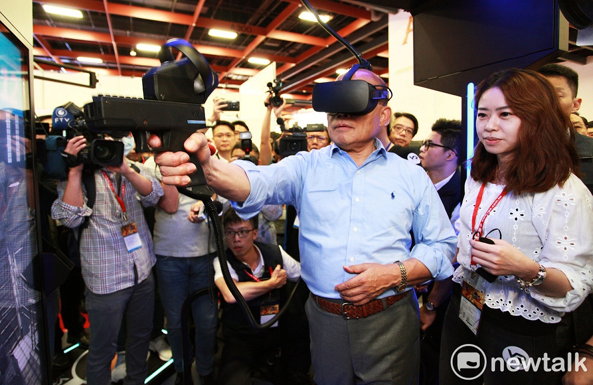 蘇貞昌參訪電子遊戲機國際產業展，戴上VR機體驗身歷其競的電玩效果。 圖：林昀真／攝