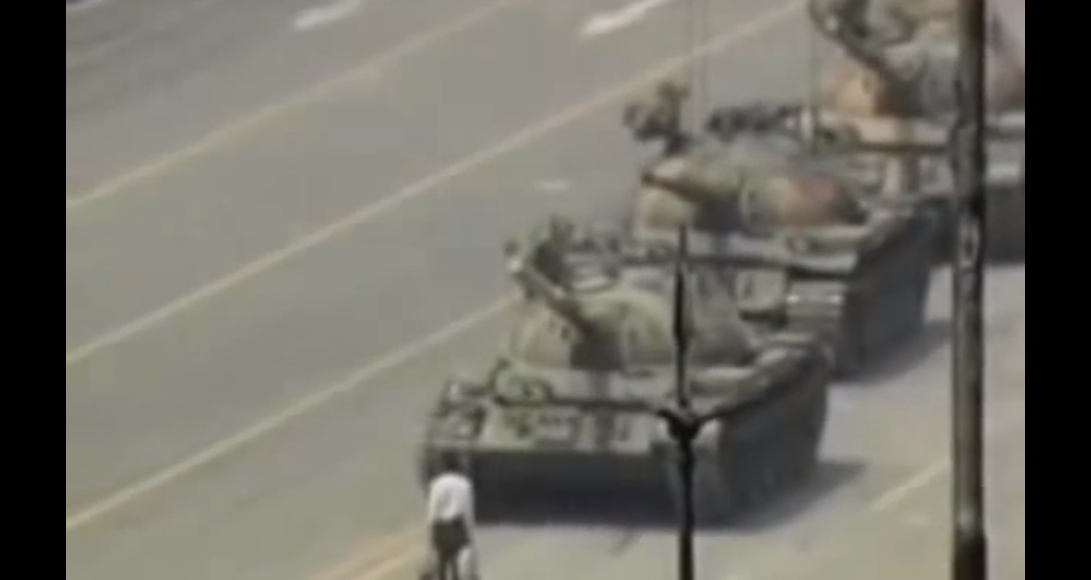 1989年六四事件的隔天，北京長安街上出現隻身阻擋中共解放軍坦克車隊前進的瘦削青年。相關照片隨後傳遍全球，成為六四事件代表性的畫面之一。 圖：翻攝自YOUTUBE