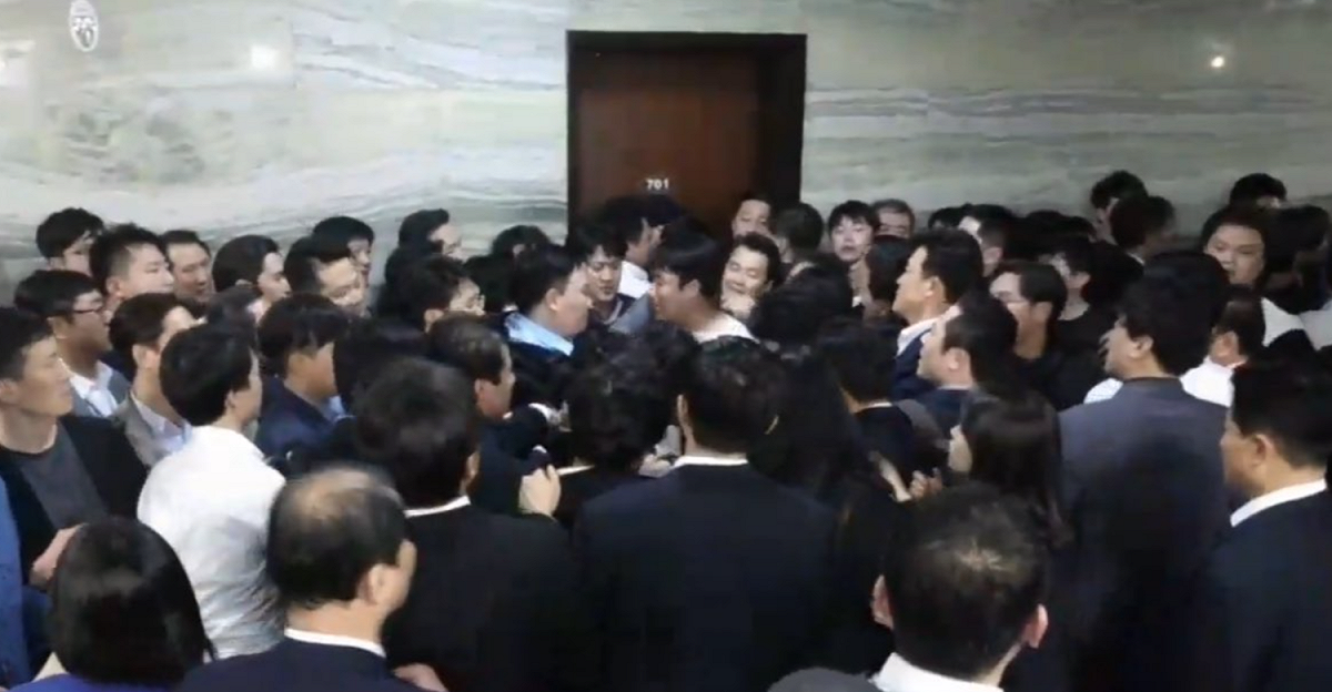 南韓在野黨不滿《選舉法》修訂案，昨日300多名議員到委員會辦公室抗議，直到昨（26）日凌晨人群才散去。 圖：翻攝自@hyunjuna_/推特