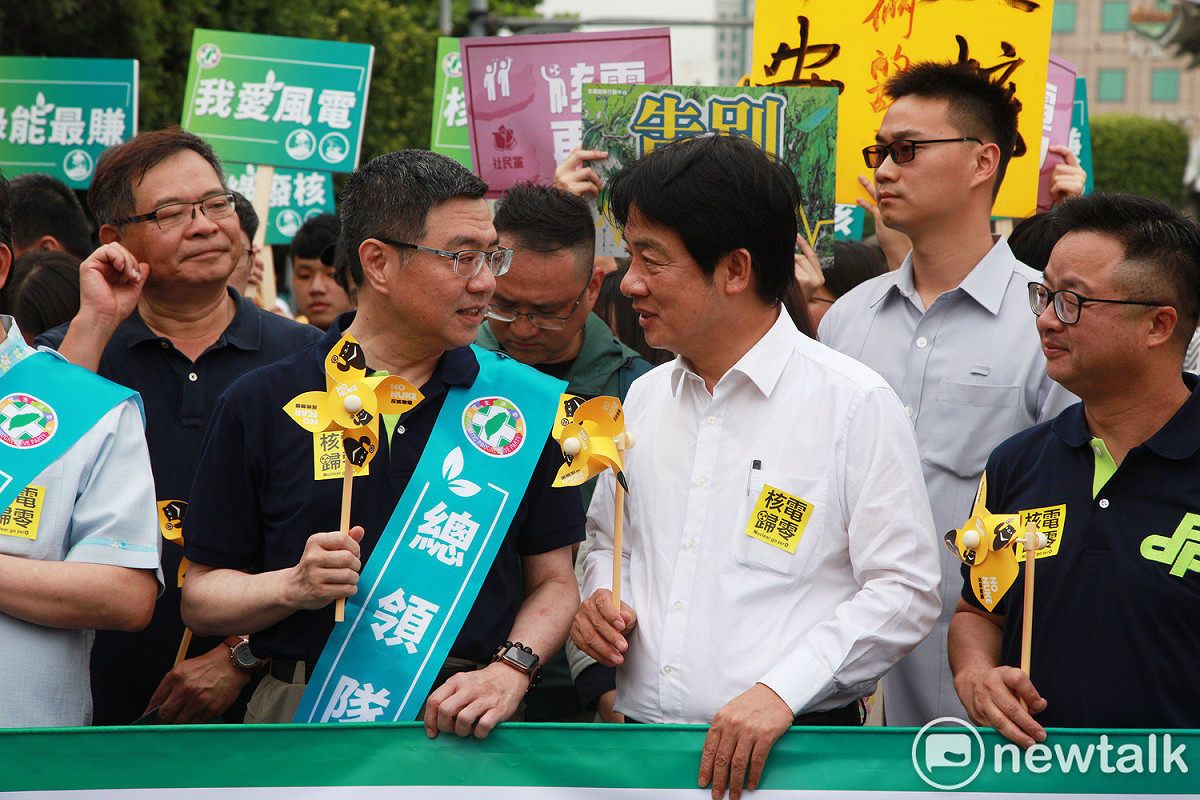 遊行開始前，卓榮泰與身旁的賴清德頻交談，兩人熱絡互動。 圖：林昀真/攝