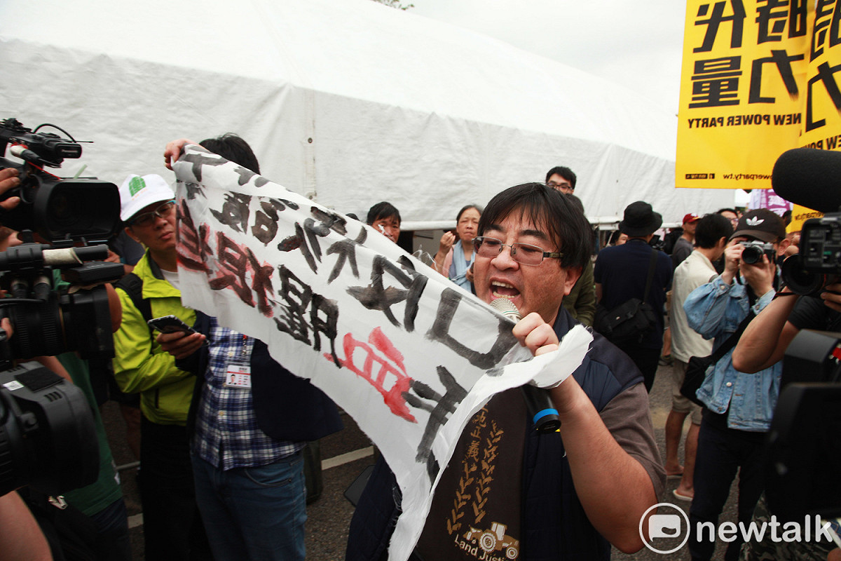 反對者手持白布條，指控賴清德滿口反核護家園卻一手血腥。 圖：林昀真/攝