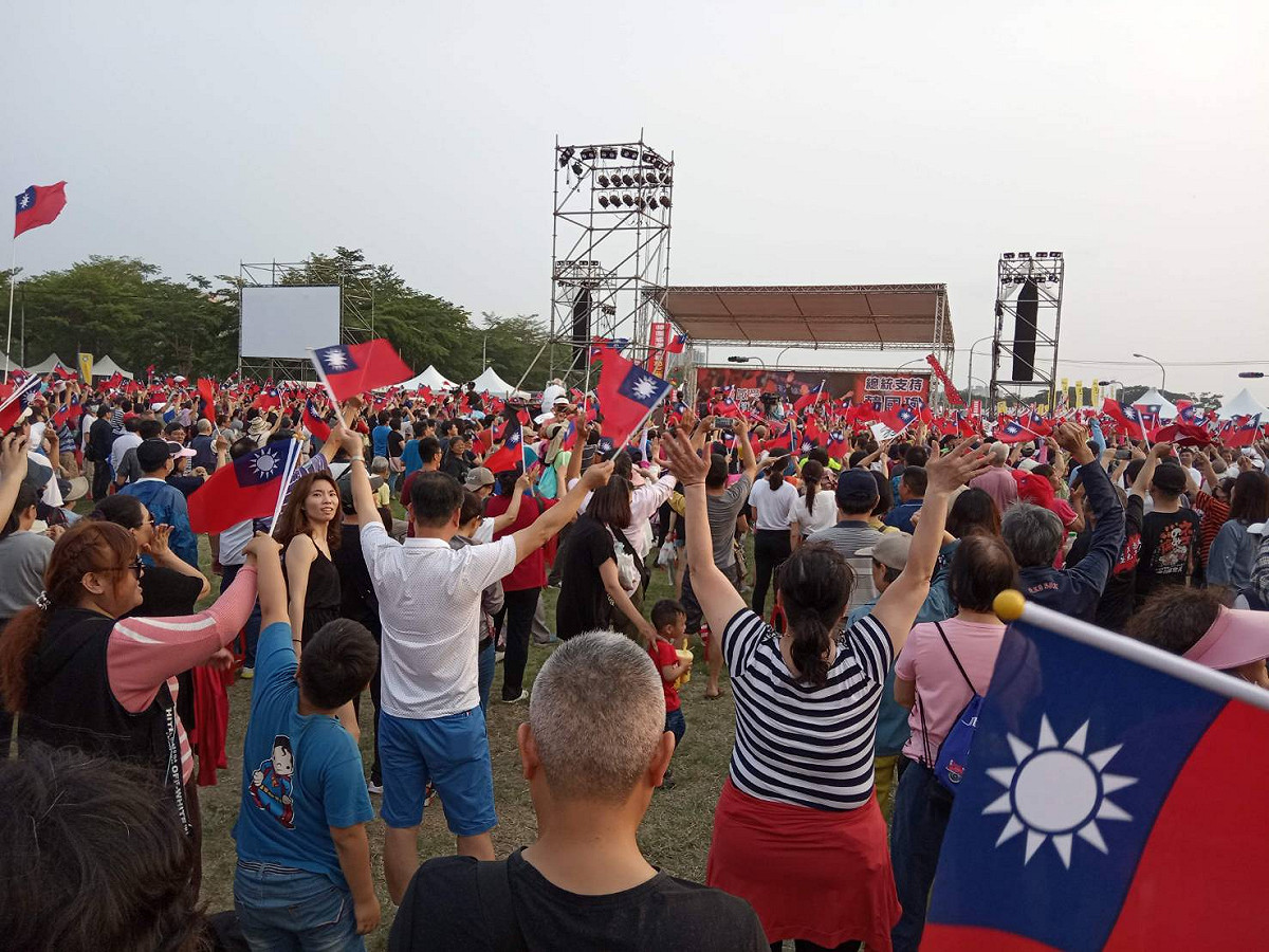 高雄鳳山「歡樂感受新台灣」園遊同樂會，主辦單位宣稱現場聚集約有3萬人。 圖：孫家銘/攝